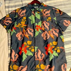 VISSLA Sjort sleeve button down, floral pattern. LARGE.